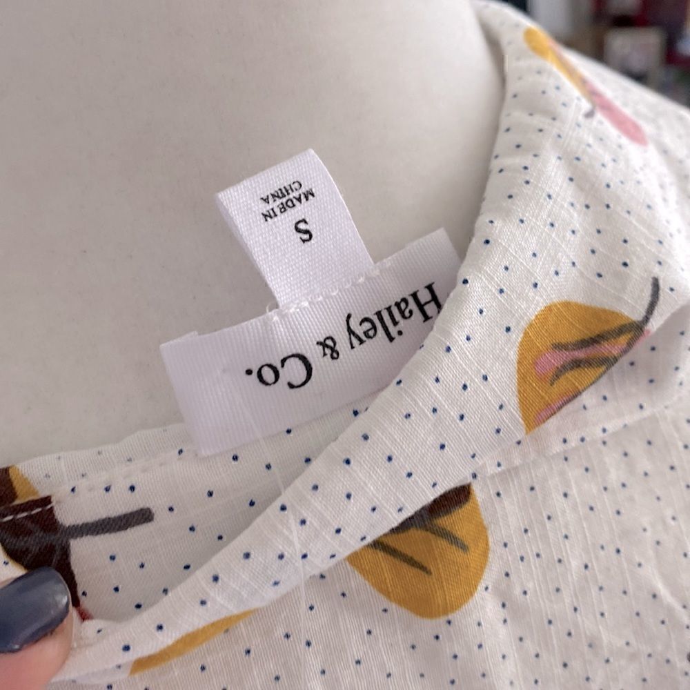 NWOT Hailey & Co Short Sleeve Collar Button Down Polka Dot Leaves/Trees Button S - Picture 8 of 12